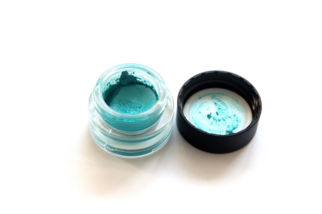 Kiko cream eyeshadow Pearly Turquoise